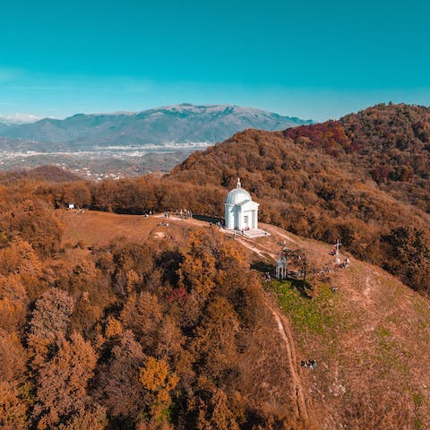 Discover the wooded hilly landscapes, breathtaking scenery and seductive atmosphere of Asolo
