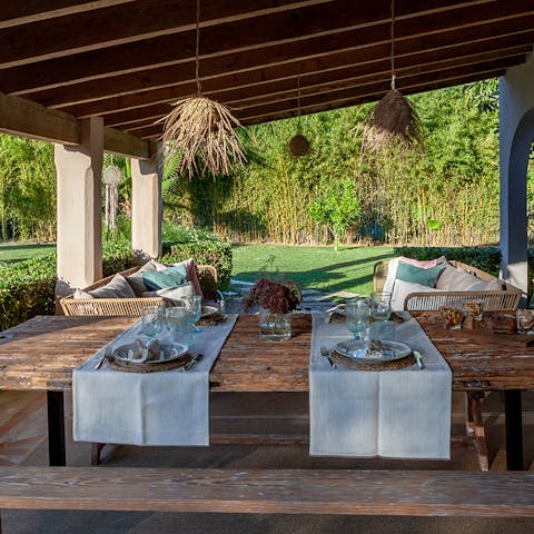 Light the barbecue, put on your favourite playlist and enjoy the magic of this home