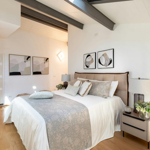 Sleep peacefully in the romantic mezzanine bedroom