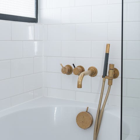Aged brass fixtures for a touch of coolness