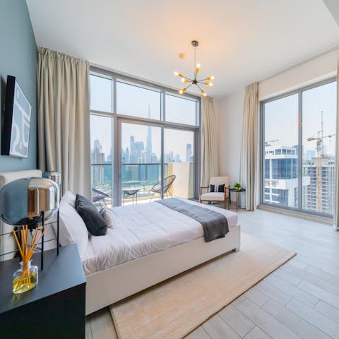 Wake up to dazzling panoramic vistas of the Dubai skyline and Burj Khalifa