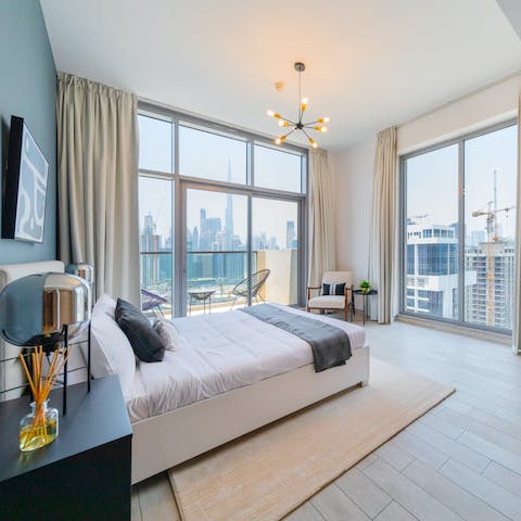 Wake up to dazzling panoramic vistas of the Dubai skyline and Burj Khalifa