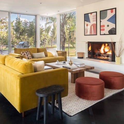 Share a bottle of wine with loved ones while catching up in this elegant city apartment