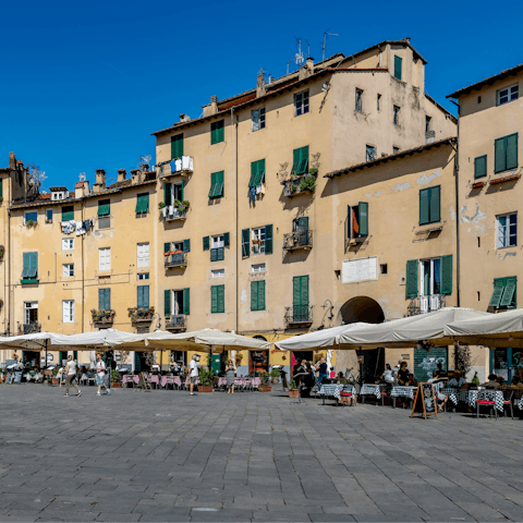 Soak up the atmosphere in Piazza dell'Amfiteatro
