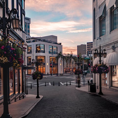 Drive over to Beverly Hills in five minutes for upmarket restaurants and designer boutiques