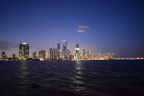 Admire Biscayne Bay's shimmering turquoise waters and iconic Miami skyline, a twenty-minute drive