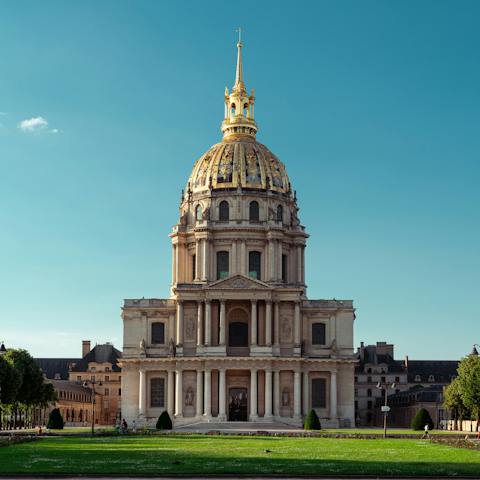 Stay in the 7th, a ten-minute walk from Hôtel des Invalides