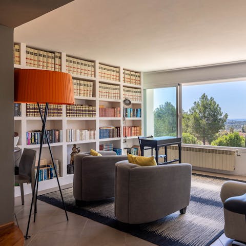Cosy up with a good book or simply admire the dazzling ocean views