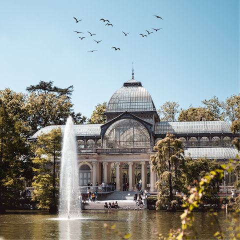 Spend an inspiring afternoon exploring El Retiro Park