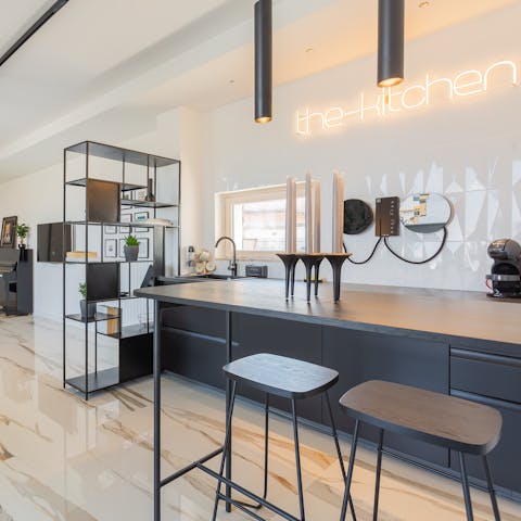 Hatch plans for the day with coffees at the breakfast bar