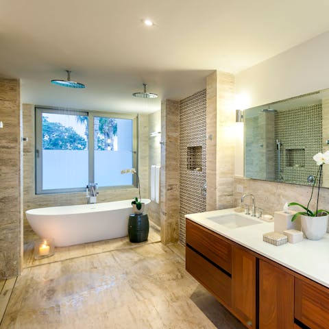 Have a relaxing soak in the freestanding bathtub after a game of golf