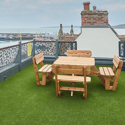 Enjoy alfresco meals overlooking the the boats at the harbour and out to the North Sea
