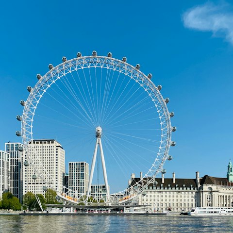 Reach Embankment in less than thirty minutes by tube