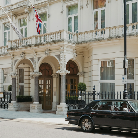 Explore the impressive surroundings of Kensington
