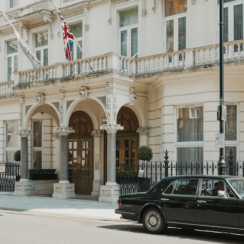 Explore the impressive surroundings of Kensington