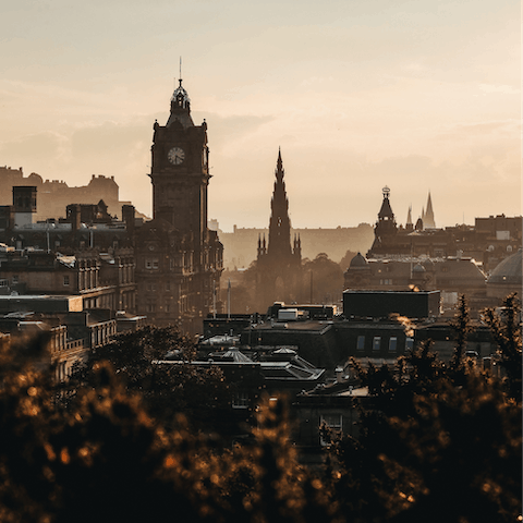 Stay just a twenty-minute drive from Edinburgh