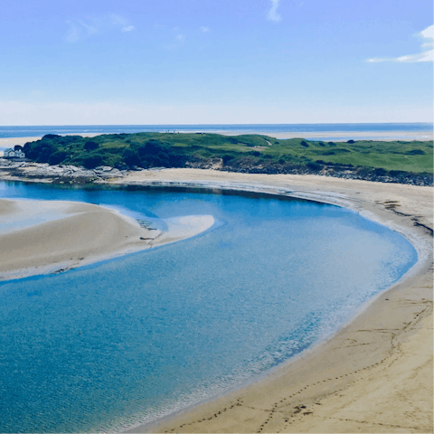 Follow the estuary to Parrog – a twenty-three minute walk away