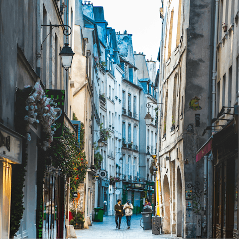 Discover Le Marais's fashionable bars and shops