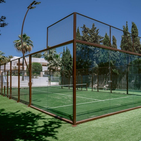 Round up the group for a match in the padel court