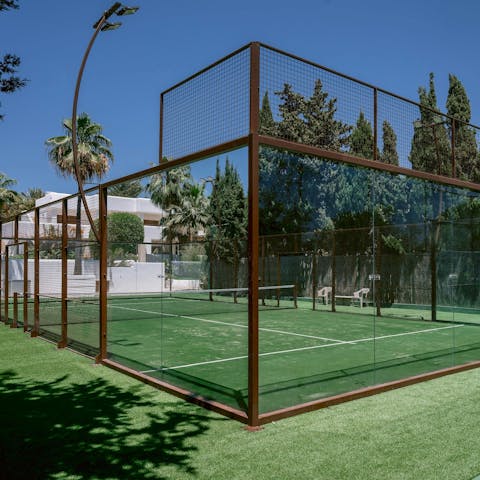 Round up the group for a match in the padel court