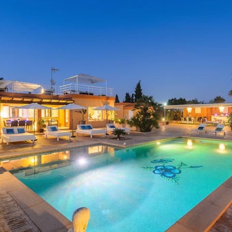 Enjoy a starlit dip in the pool – the integrated Jacuzzi makes relaxing a breeze