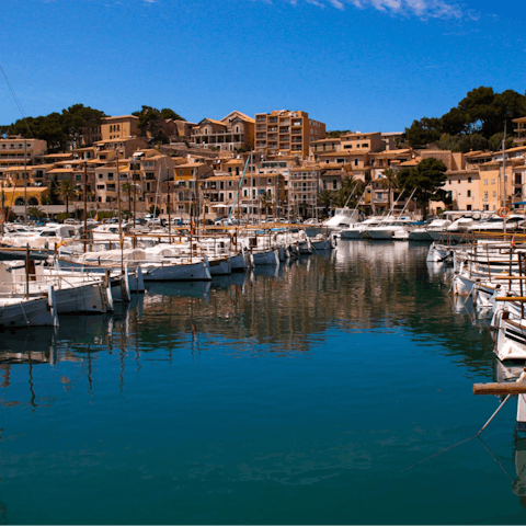 Walk around the coastal bay and harbour of Port de Sóller