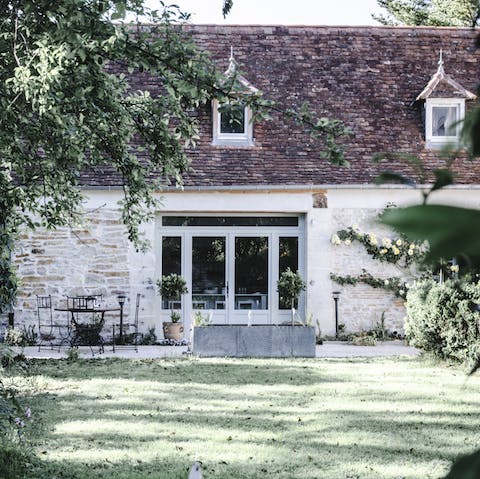 Sit out in the large garden and dine alfresco, whether it's a romantic picnic or a continental breakfast