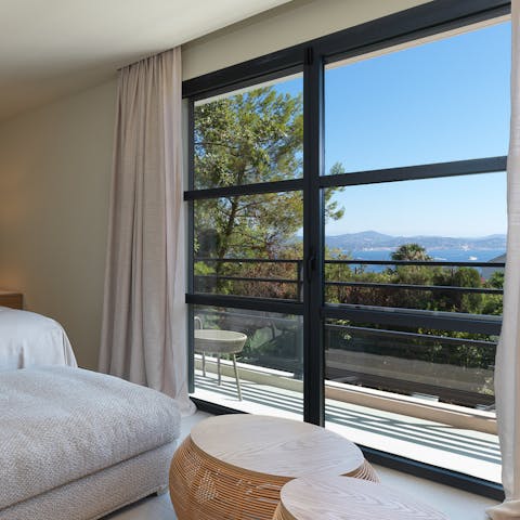 Wake up to wonderful views of the Gulf of Saint-Tropez