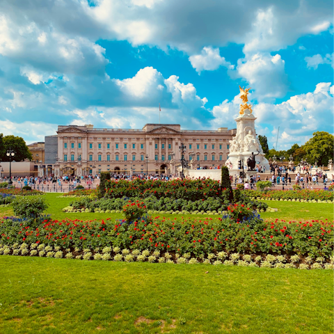 Take a leisurely stroll to Buckingham Palace, just five minutes away