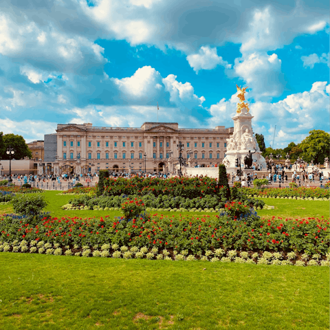 Take a leisurely stroll to Buckingham Palace, just five minutes away