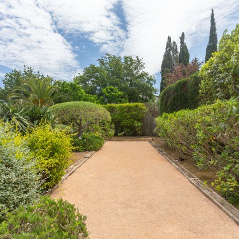 Challenge your friends to a game of pétanque in the garden