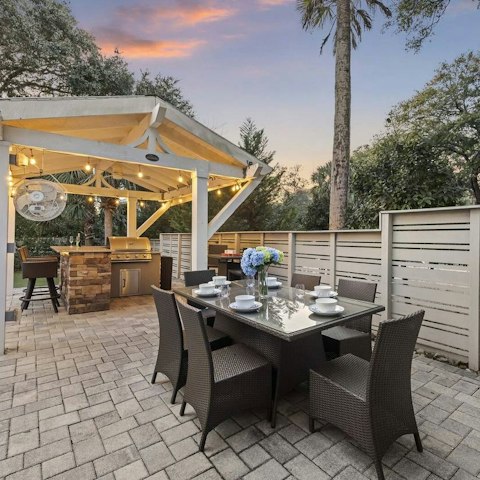 Serve your favourite evening drinks at the outdoor bar