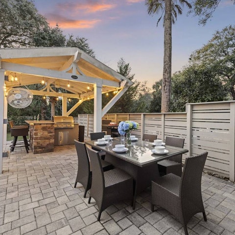 Serve your favourite evening drinks at the outdoor bar