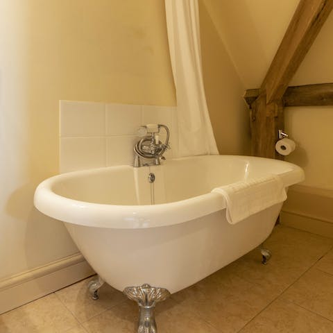 Unwind after a long day of exploring the great outdoors in your roll-top bath