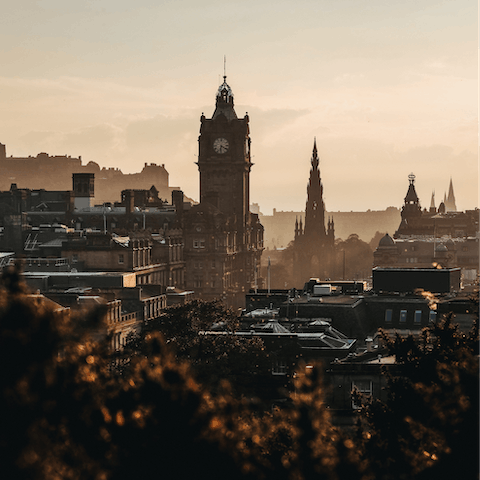 Reach Old Town and the historic Edinburgh castle in just fifteen minutes