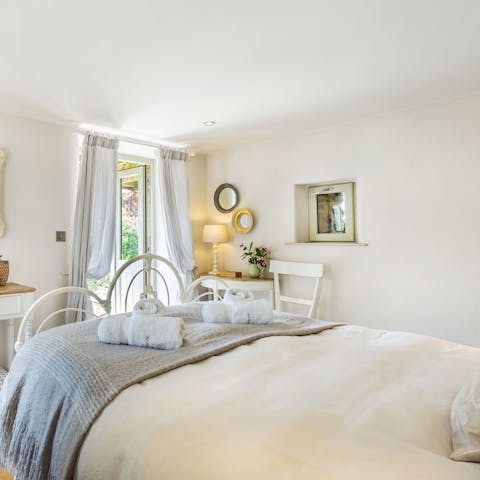 Wake up in the comfortable bed and step straight out into the sunny garden