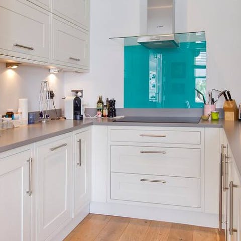 The well-equipped kitchen