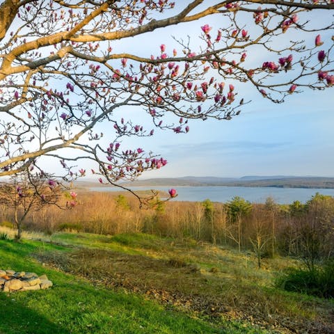 Wake up to stunning views over the Ashokan Reservoir