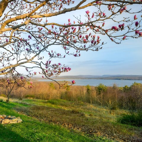 Wake up to stunning views over the Ashokan Reservoir