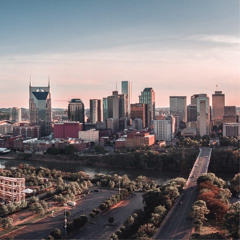 Explore downtown Nashville – the famous clubs, bars and restaurants are a ten-minute drive away