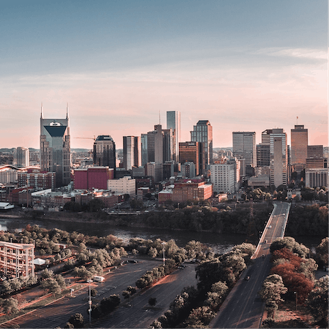 Explore downtown Nashville – the famous clubs, bars and restaurants are a ten-minute drive away