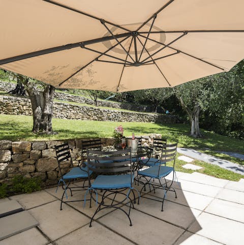 Enjoy your evening meals al fresco
