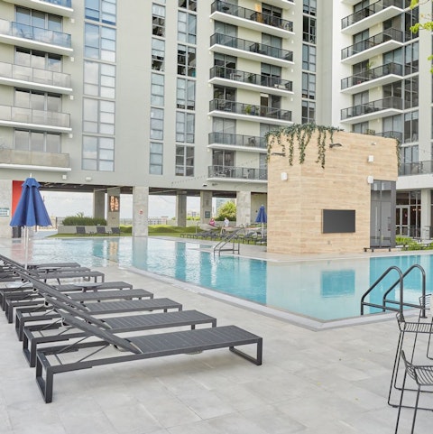 Float in the swimming pool to cool down when the Floridian temperature rises