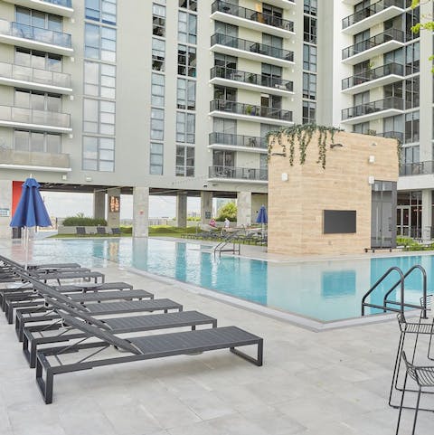 Float in the swimming pool to cool down when the Floridian temperature rises