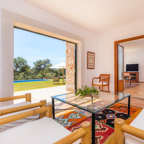Enjoy the lightness and ease of this traditional island home