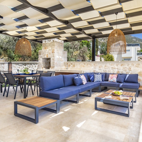 Gather your family or friends in the outdoor lounge room, where you can barbecue and hang all afternoon
