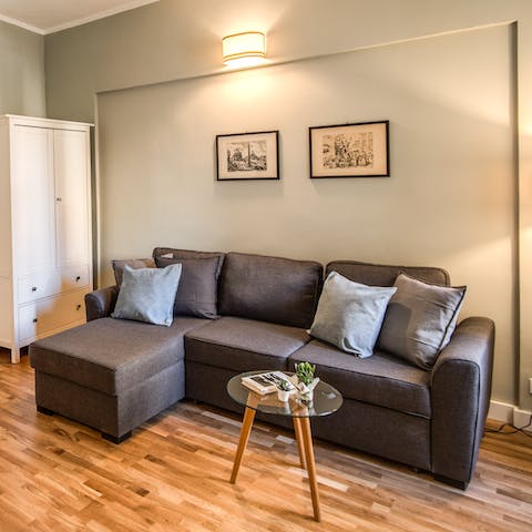 Enjoy a glass of Prosecco on the chaise sofa