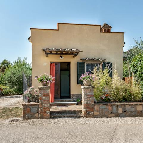 Give some of your group some independence thanks to the home's two apartments and separate guest house