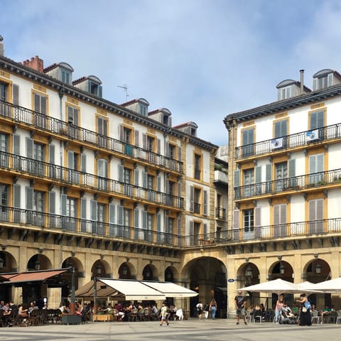 Enjoy being within easy walking distance of the Old Town