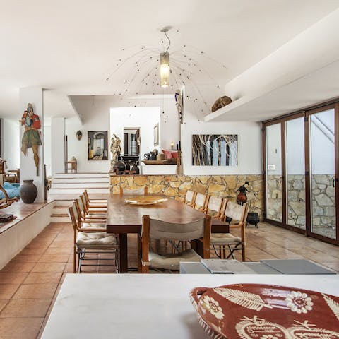 Gather the whole group around the big, stylish dining table